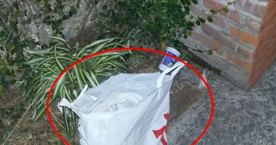 Er blieb stur neben dieser Plastiktüte stehen
